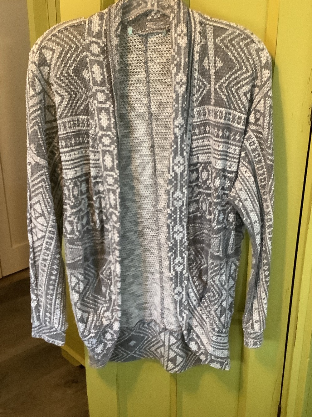 Women’s Gray and White Patterned Open Cardigan Sweater